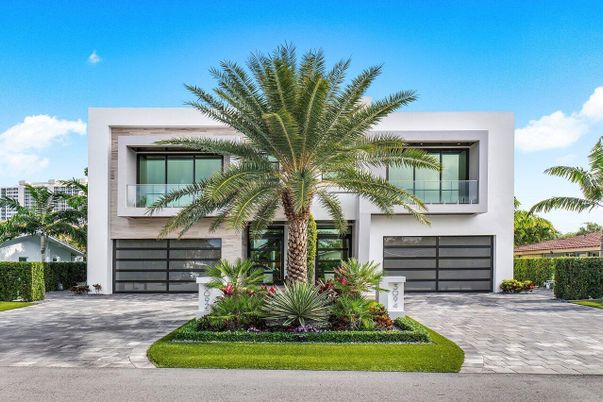 Attached, Exterior, Facade, Modern
