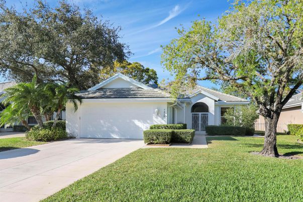 Attached, Exterior, Facade, Ranch