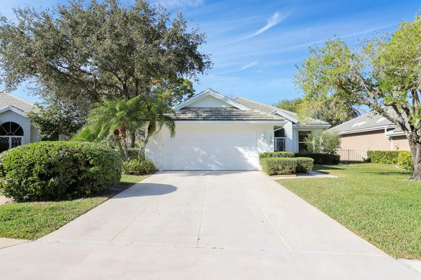 Attached, Exterior, Facade, Ranch