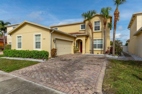Attached, Exterior, Facade, Mediterranean