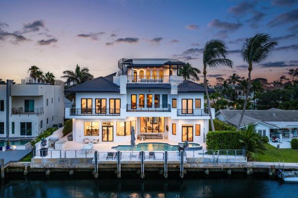Exterior, Facade, Pool, Mediterranean