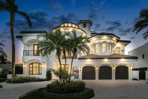 Attached, Exterior, Facade, Mediterranean