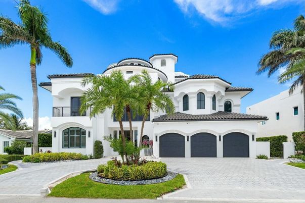 Attached, Exterior, Facade, Mediterranean