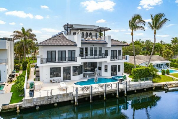 Exterior, Lake, Pool