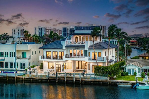 Exterior, Facade, Lake, Mediterranean