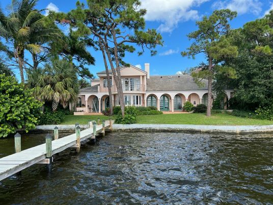 Exterior, Lake