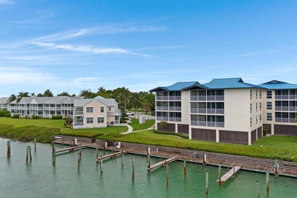 Exterior, Lake