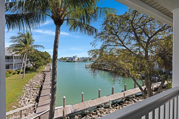 Exterior, Lake