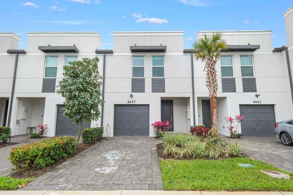 Attached, Exterior, Facade, Rowhouse