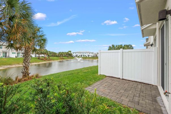 Exterior, Lake