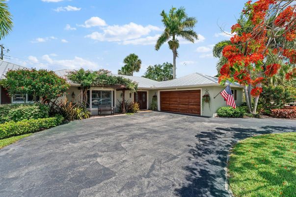 Attached, Exterior, Facade, Ranch