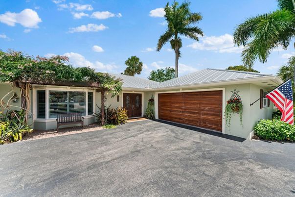 Attached, Exterior, Facade, Ranch