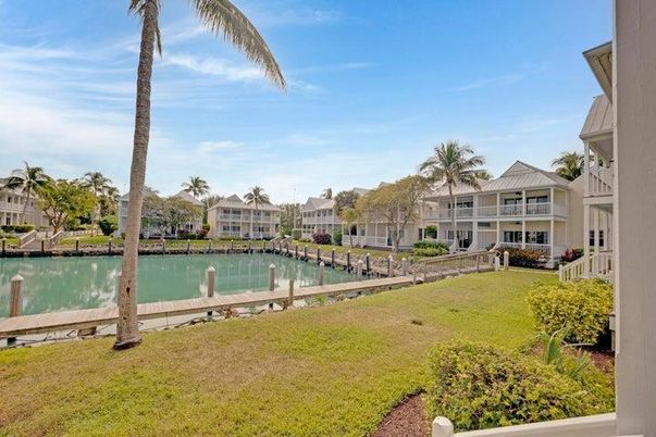 Exterior, Lake