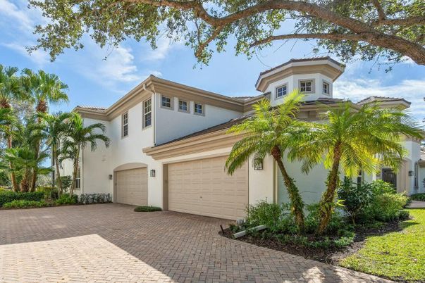Attached, Exterior, Facade, Mediterranean