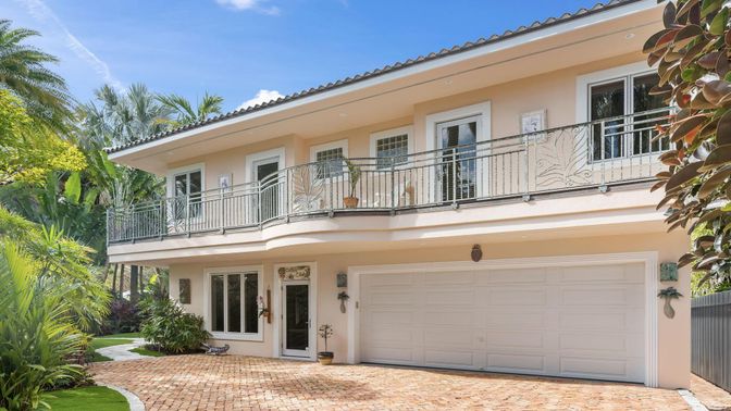 Attached, Exterior, Facade, Mediterranean