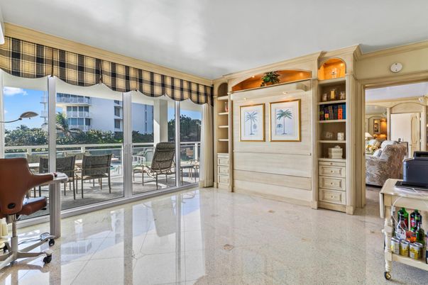 Home Office, Interior