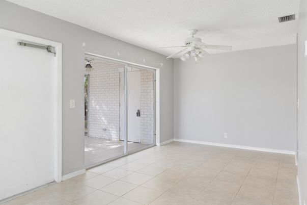 Empty room, Interior