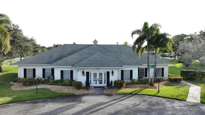 Exterior, Facade, Ranch