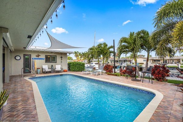 Exterior, Pool
