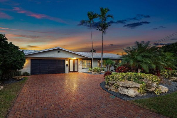 Attached, Exterior, Facade, Ranch