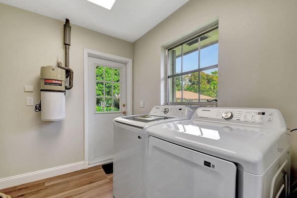 Interior, Washer, Wood Texture Flooring
