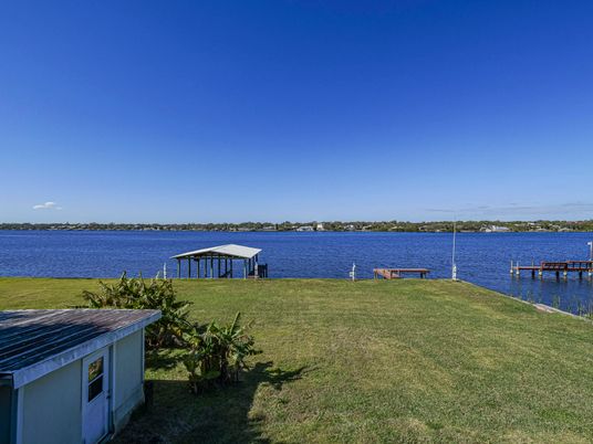 Exterior, Lake