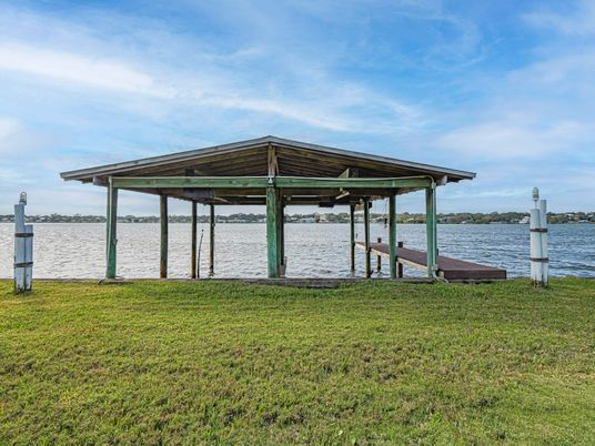 Exterior, Lake