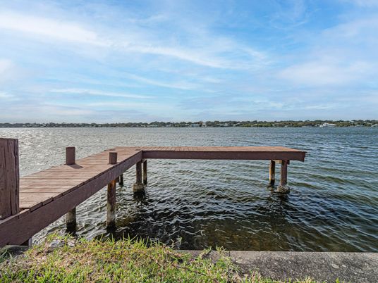 Exterior, Lake