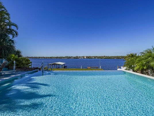 Exterior, Lake