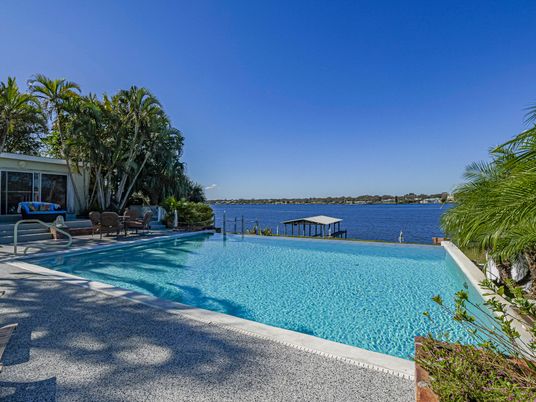 Exterior, Lake