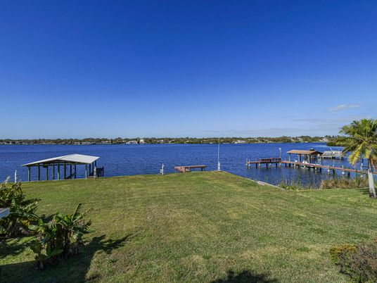 Exterior, Lake
