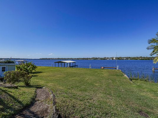 Exterior, Lake