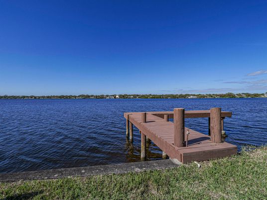 Exterior, Lake