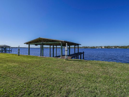 Exterior, Lake