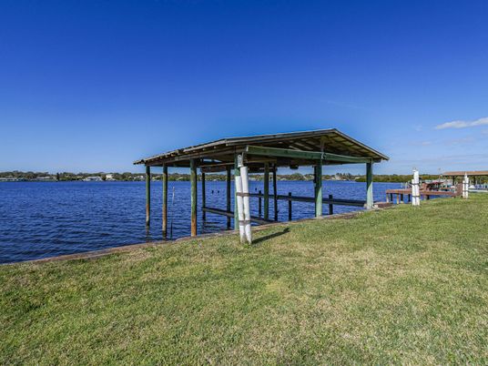 Exterior, Lake