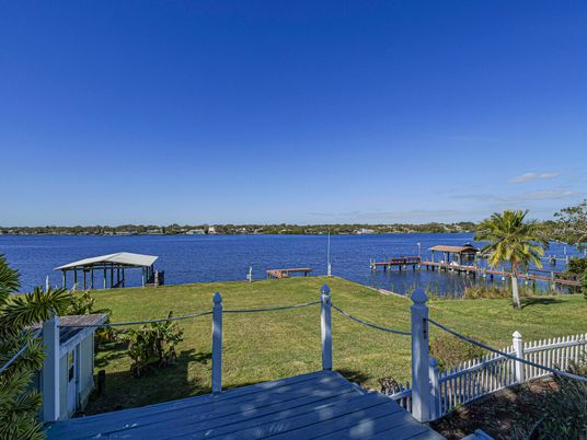 Exterior, Lake