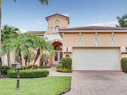 Attached, Exterior, Facade, Mediterranean
