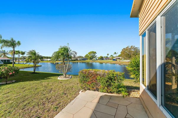Exterior, Lake