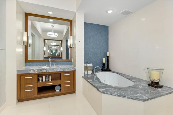 Bathroom, Dual Sink Vanities, Interior, Recessed Lighting