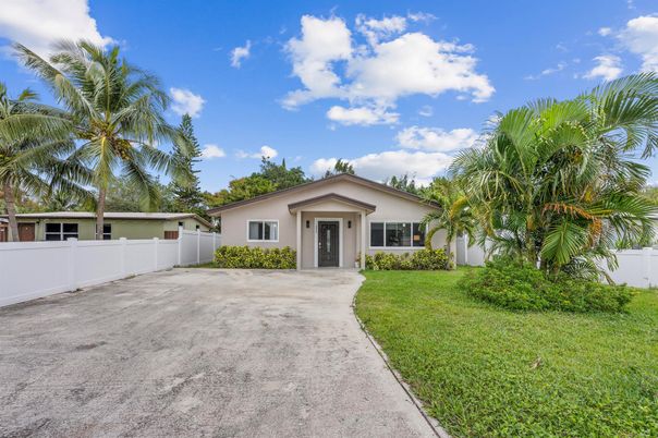Backyard, Exterior, Facade, Ranch