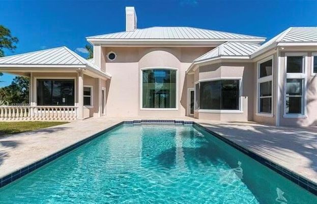 Exterior, Pool