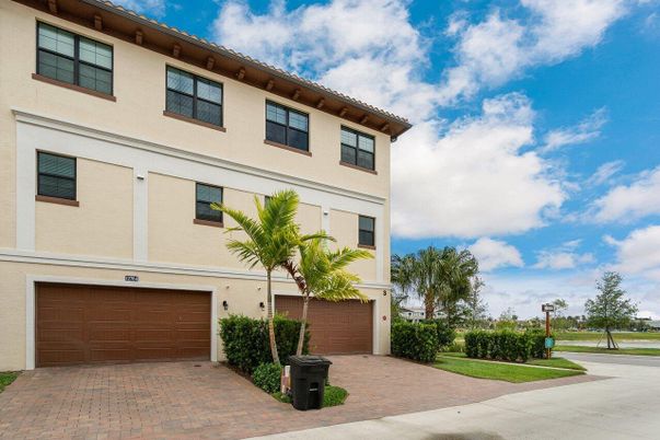 Attached, Exterior, Facade, Mediterranean