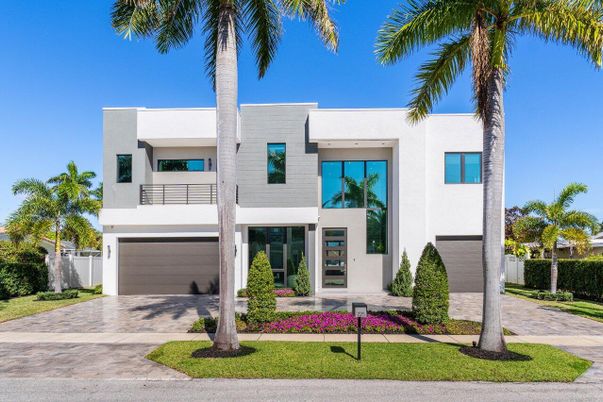 Attached, Exterior, Facade, Modern