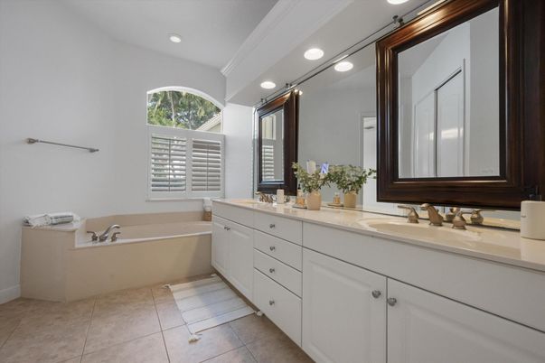 Bathroom, Dual Sink Vanities, Interior, Recessed Lighting