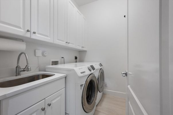 Interior, Washer, Wood Texture Flooring