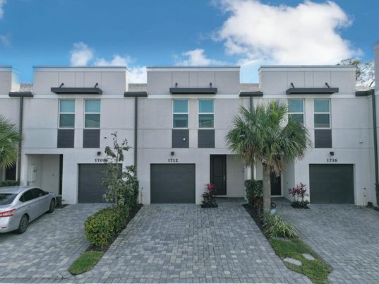 Attached, Exterior, Facade, Rowhouse