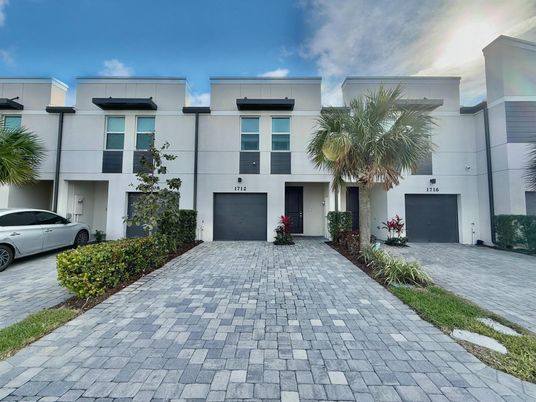 Attached, Exterior, Facade, Modern