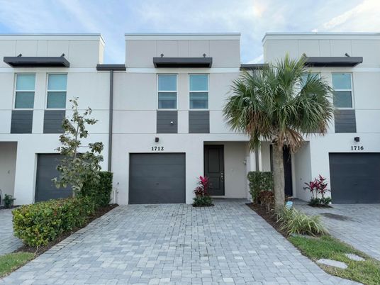 Attached, Exterior, Facade, Modern