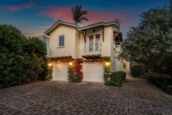 Attached, Exterior, Facade, Mediterranean