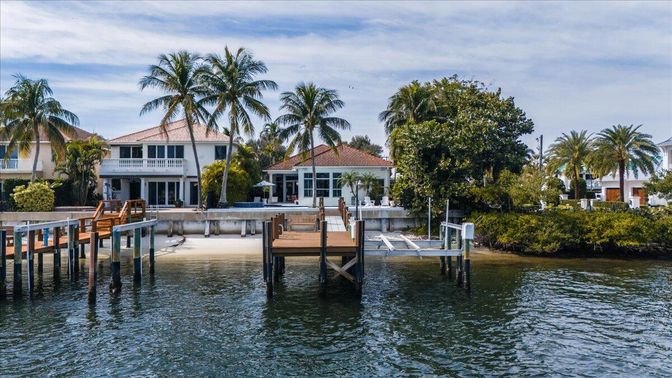 Exterior, Lake